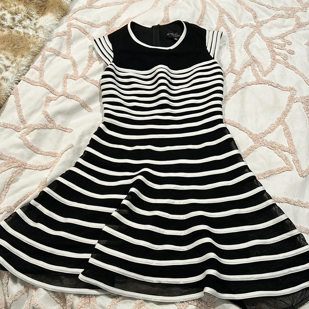 Betsy & Adam Size 2 B&W Striped Mini Dress